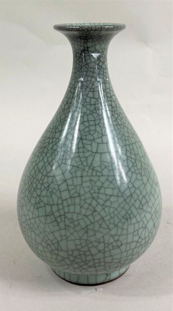  CHINE 
Vase pirifome en céramique céladon craquélée de type Geyao. Vase à large...