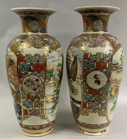  JAPON, SATSUMA 
Paire de vases balustres en faïence craquelée à décor polychrome...