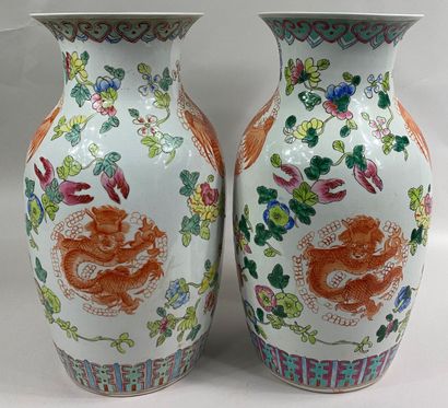  CHINE, XXe siècle 
Paire de vases balustres en porcelaine émaillée dans le goût...