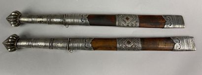  BIRMANIE 
Ensemble de deux petits sabres en bois et métal argenté ou argent bas...