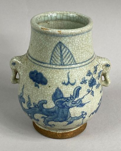  CHINA / VIETNAM , 20th century 
White and blue crackled ceramic vase decorated with...