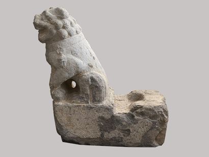  CHINE - Epoque QING (1644 - 1911) 
Deux lions (formant pilier de porte?) en pierre...