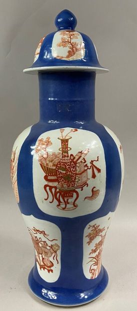  CHINE 
Vase balustre couvert en porcelaine émaillée bleu poudré. A décor dans des...