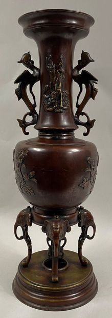  CHINE 
Vase en bronze à patine brune et réhauts dorés orné de qilin et anses formant...