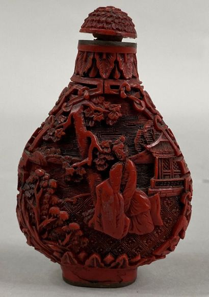  CHINA 
Bottle / Snuffbox in cinnabar lacquer and metal decorated with young women...