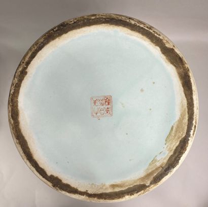  CHINE, XXe siècle 
Suite de deux vases de forme queue de phénix en porcelaine émaillée...