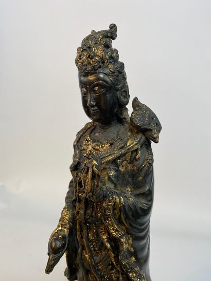  CHINE, XXe siècle 
Guanyin pour partie en bronze laqué doré. Elle est représentée...