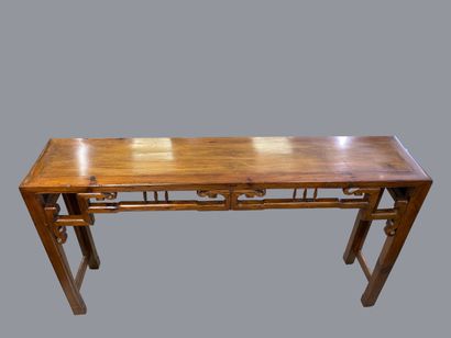  CHINE 
Table / console en bois sculpté rectangulaire. La ceinture est ajourée de...