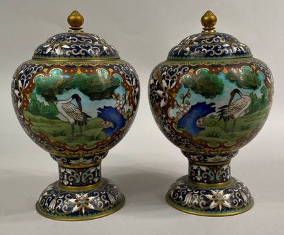  CHINA, 20th century 
Pair of covered vases on pedestal in cloisonné enamel. Decorated...