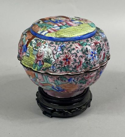  CHINA, CANTON 
Covered round box of poly-lobed form in copper and painted enamels...