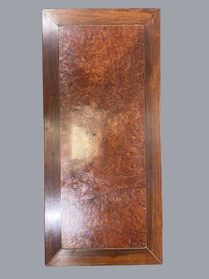  CHINE 
Table basse rectangulaire en bois sculpté et plateau de loupe. Piètement...