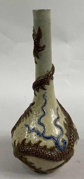  VIETNAM 
Vase bouteille en grès émaillée craquelée sur fond crème à décor d'un dragon...