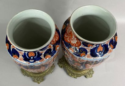 JAPON, IMARI, XXe siècle 
Paire de vases godronnés en porcelaine Imari, à décor...