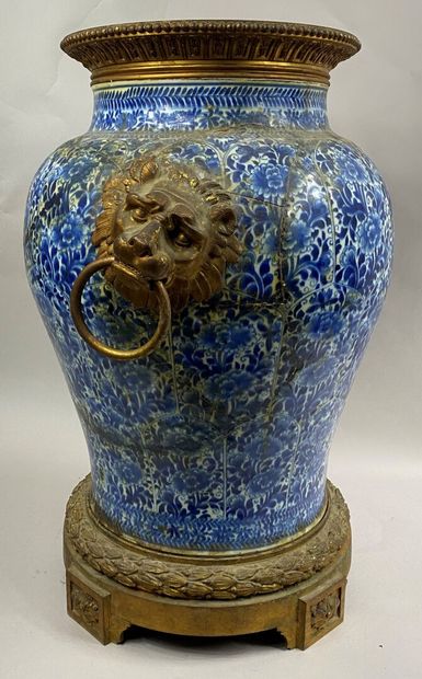  CHINE, XVIIIe siècle 
Importante potiche en porcelaine bleu blanc à décor de rinceaux...