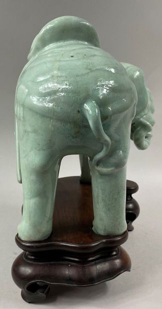  VIETNAM 
Sujet en céramique émaillée céladon représentant un éléphant. 
Socle en...