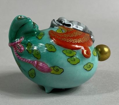  CHINA, 20th century 
Roll weight / Glazed ceramic snuffbox forming a bat purse....
