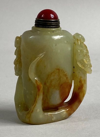  CHINE, XXe siècle 
Flacon / tabatière en jade et rouille sculpté de pins. Bouchon...