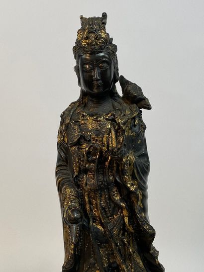  CHINE, XXe siècle 
Guanyin pour partie en bronze laqué doré. Elle est représentée...
