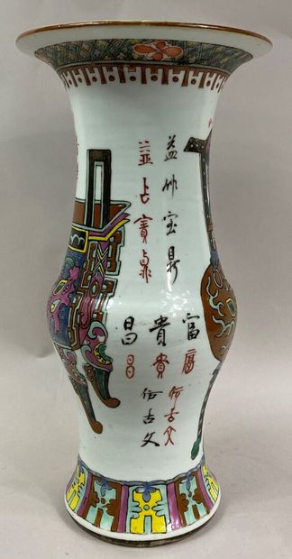  CHINE, XXe siècle 
Vase balustre en porcelaine émaillée polychrome à décor de brûle-parfum...