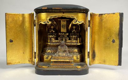  JAPAN, 19th - 20th centuries 
Small Butsudan in black lacquered wood and gilded...