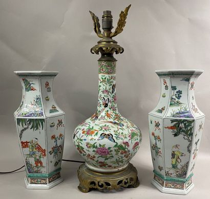  CHINE, CANTON 
Vase bouteille en porcelaine émaillée polychrome à décor de rinceaux...
