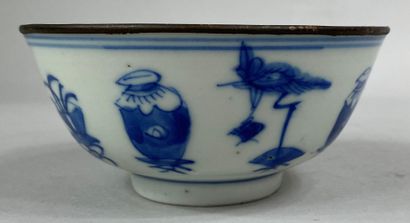  VIETNAM, BLEU DE HUE 
Bol en céramique bleu blanc à décor de vases fleuris et dragon....