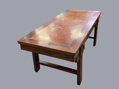  CHINE 
Table basse rectangulaire en bois sculpté et plateau de loupe. Piètement...
