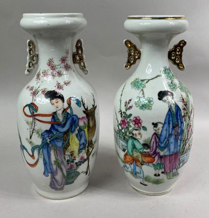 CHINE, XXe siècle 
Suite de deux vases de forme queue de phénix en céramique. A...
