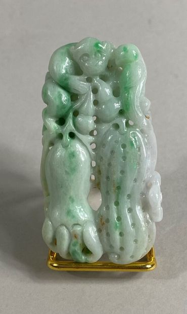  CHINE 
Plaque en jade jadéite sculptée d'une main de bouddha d'un singe et de sapèques....