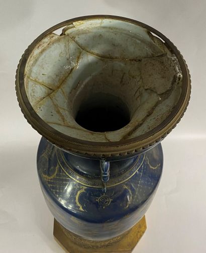  CHINE Fin XVIII-XIXe siècle 
Vase en porcelaine à fond bleu cobalt et décor en réhaut...
