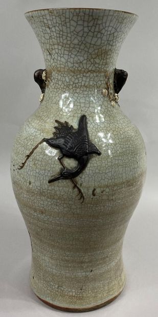  CHINE, NANKIN 
Vase balustre en céramique craquelée sur fond crème à décor en applique...