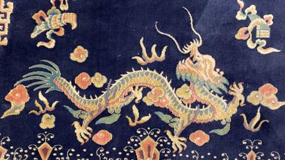  CHINE 
Tapis à décor de dragons volant parmi des volutes nuageuses chassant la perle...