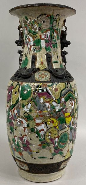  CHINE, NANKIN 
Vase balustre en grès émaillée polychrome à décor de scènes de bataille...