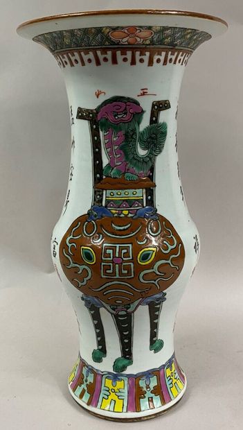  CHINE, XXe siècle 
Vase balustre en porcelaine émaillée polychrome à décor de brûle-parfum...