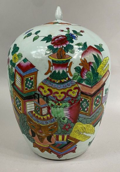  CHINE, 
Potiche couverte en porcelaine émaillée à décor de vases archaïsants fleuris,...