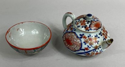  CHINA/ JAPAN 
Small teapot in Imari porcelain with blue and coral decoration of...