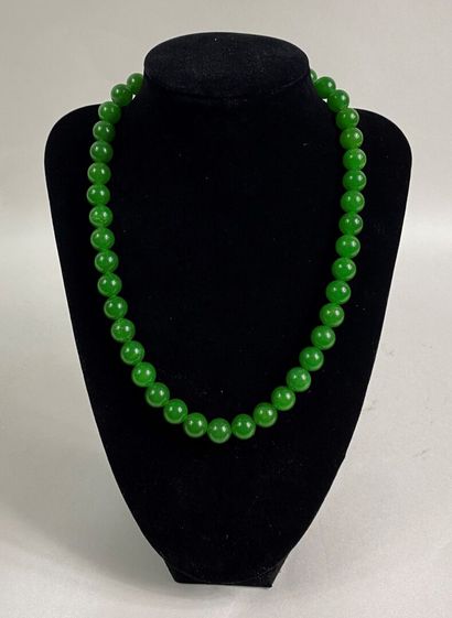  CHINE 
Collier de perles de jade jadéite à un rang aux accents de "vert pomme"....