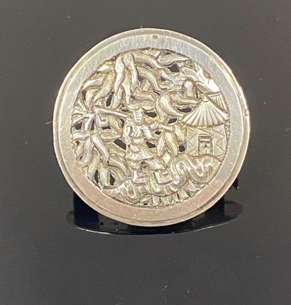  VIETNAM / INDOCHINE 
Broche ronde en argent (min 800) )à décor ajouré d'un paysan...