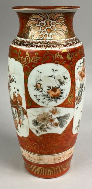  JAPON, KUTANI 
Vase balustre en porcelaine Kutani à décor d'une jeune femme et d'enfants...