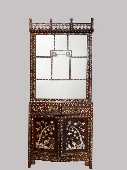  VIETNAM, XXe siècle 
Grande vitrine en bois et incrustation de nacre composé d'une...