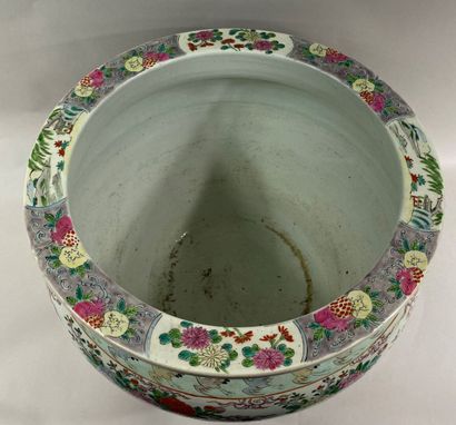  CHINA, 20th century 
Important enameled porcelain fish bowl with polychrome decoration...