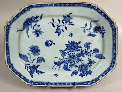  CHINA, COMPAGNIE DES INDES 
Oblong dish with a slightly poly-lobed edge, in blue-white...