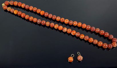  Parure comprenant un collier de perles en agate craquelé (?) et ses pendants d'oreilles...