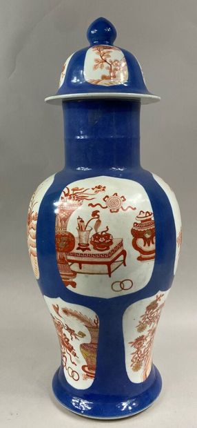  CHINE 
Vase balustre couvert en porcelaine émaillée bleu poudré. A décor dans des...