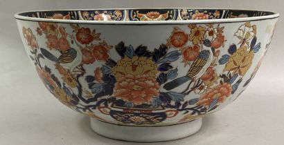  CHINE, dans le goût des porcelaines IMARI, XXe siècle 
Grand bol en céramique émaillée...