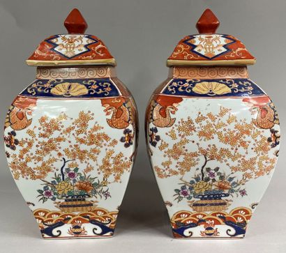  CHINE, IMARI 
Pair of Imari porcelain covered potiches. Decorated in blue, coral...