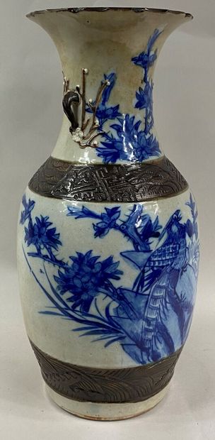  CHINE, NANKIN 
Vase balustre en grès émaillé bleu sur fond crème à décor de faisan...