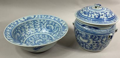 CHINE 
Ensemble de deux céramiques bleu blanc comprenant une potiche couverte et...