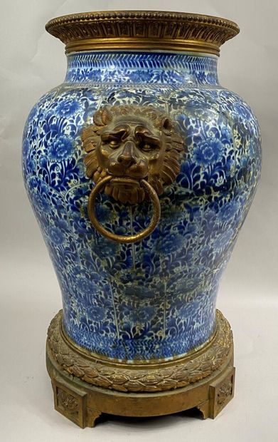  CHINE, XVIIIe siècle 
Importante potiche en porcelaine bleu blanc à décor de rinceaux...