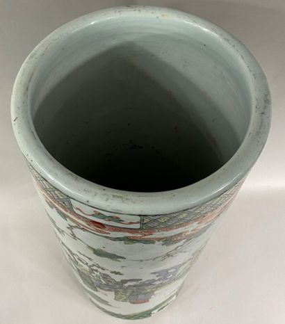  CHINE, XXe siècle 
Grand vase rouleau en porcelaine à décor en émaux dans le style...